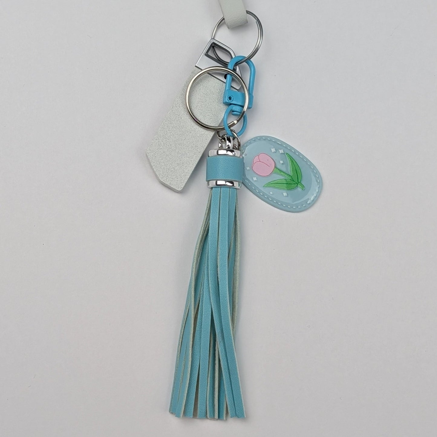 Faux Leather Tassel Keychain with Resin Tulip Charm – Decorative Bag & Key Accessory - goosavvy.com