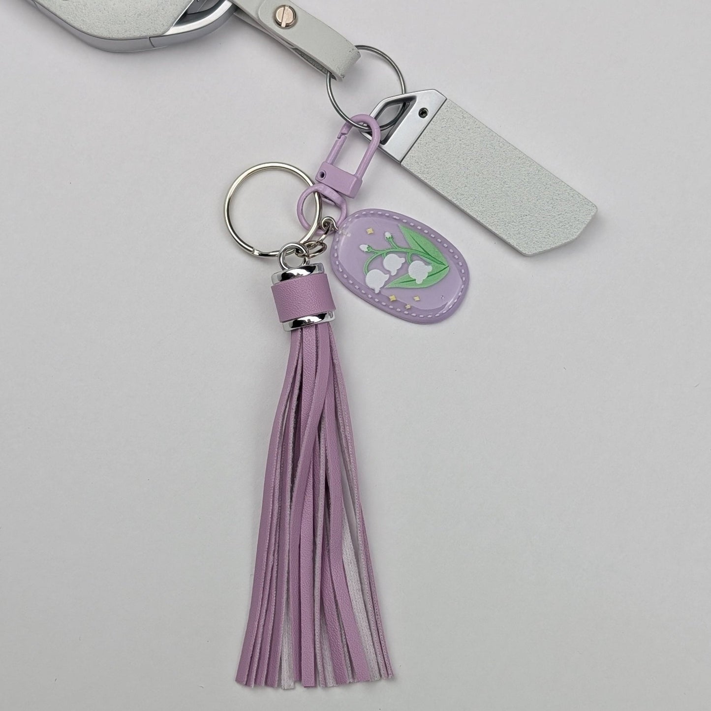 Faux Leather Tassel Keychain with Resin Tulip Charm – Decorative Bag & Key Accessory - goosavvy.com