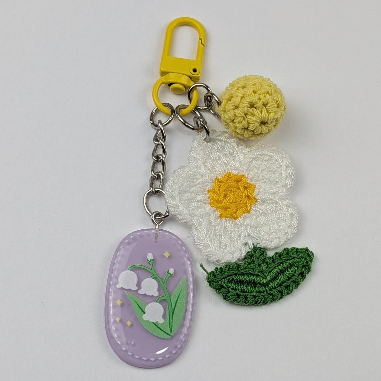 Handmade Crochet Flower Keychain with Resin Floral Tag – Boho Bag Charm & Key Accessory - goosavvy.com